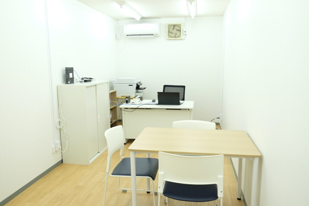 白を基調とした、クライアントとの打ち合わせにも使用される部屋